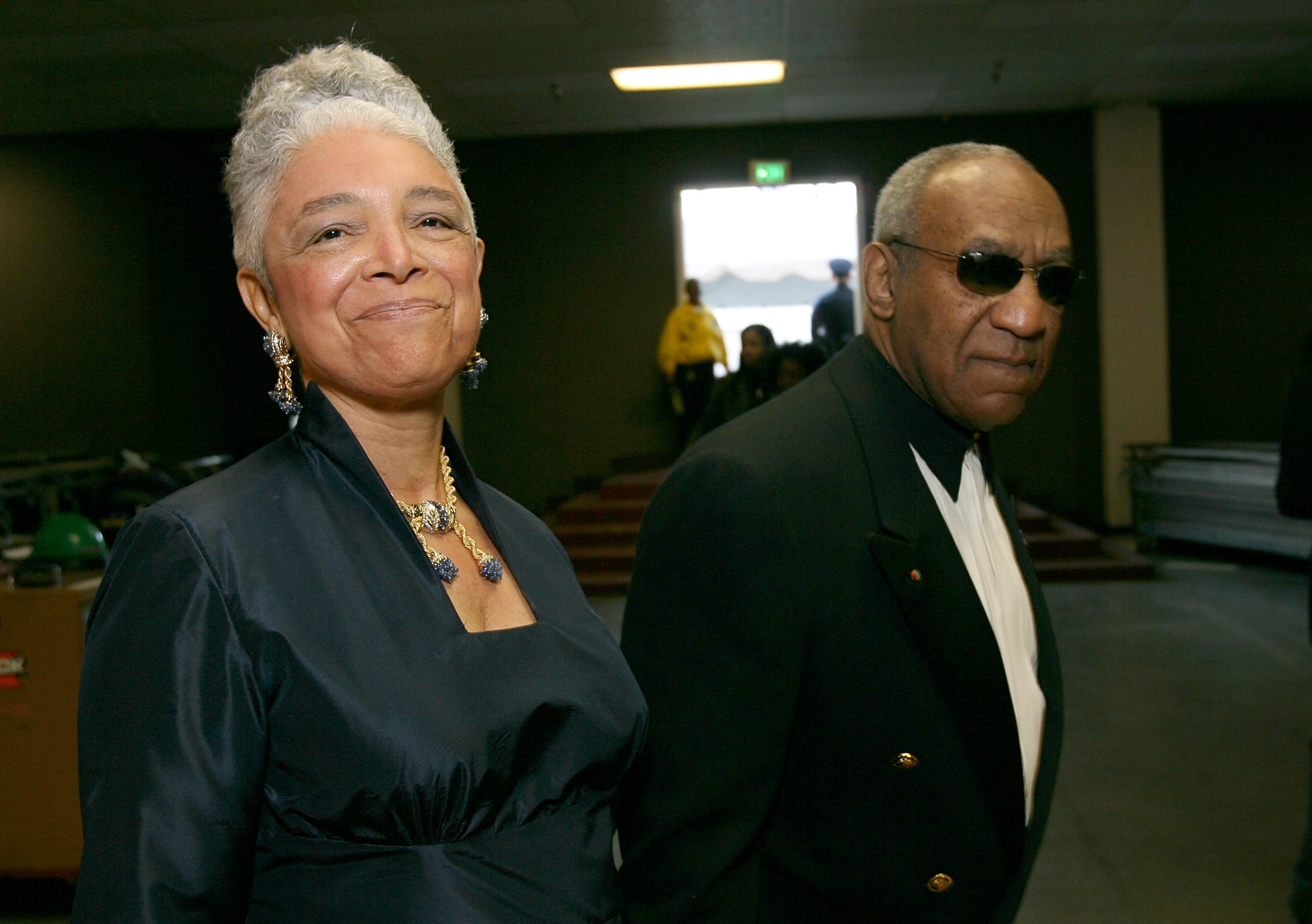 Bill y Camille Cosby caminan entre bastidores durante la 38ª edición de los premios NAACP Image Awards en el Shrine Auditorium el 2 de marzo de 2007 en Los Ángeles, California. | Foto: Getty Images