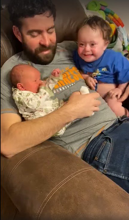 Brooks conociendo a Collyns. | Foto: Facebook/logan.williams.9237