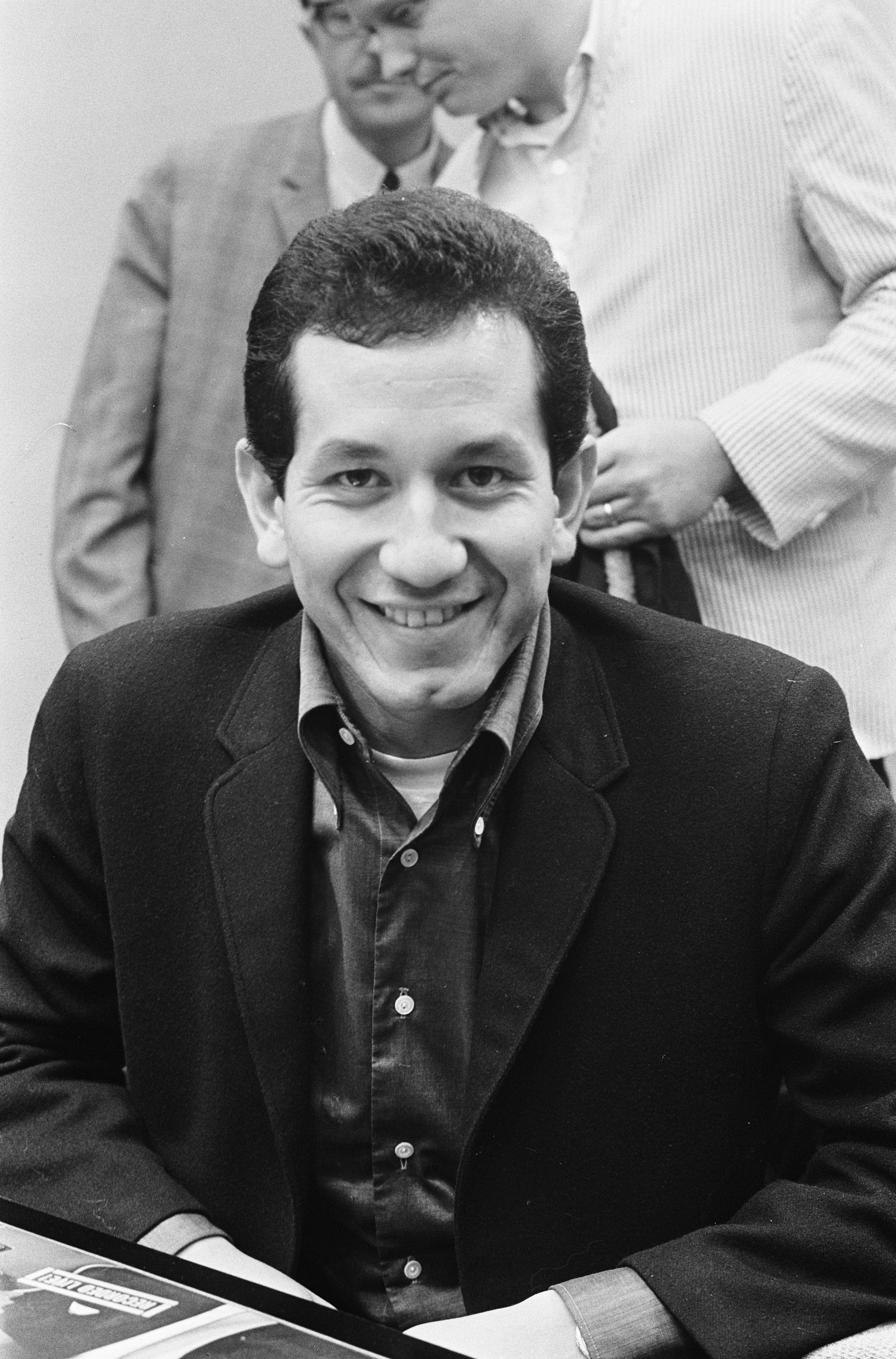 Trini Lopez at Schiphol to attend the Grand Gala du Disque. | Photo: Hugo van Gelderen , creator 915-6212, CC0 BY 1.0, Wikimedia Commons