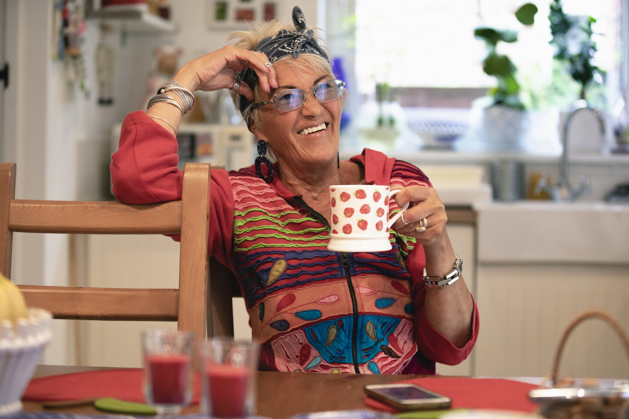 Femme âgée assise dans sa cuisine. | Photo : Getty Images