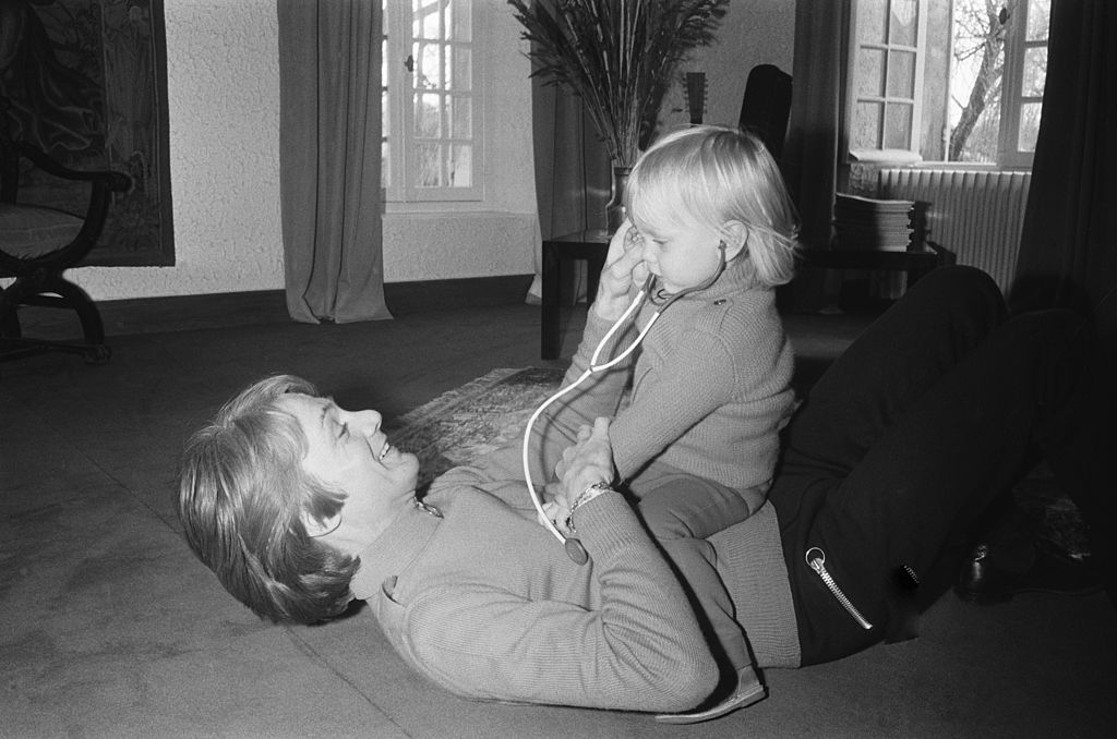 Claude François avec son fils à la maison en France en 1970. | Photo : Getty Images
