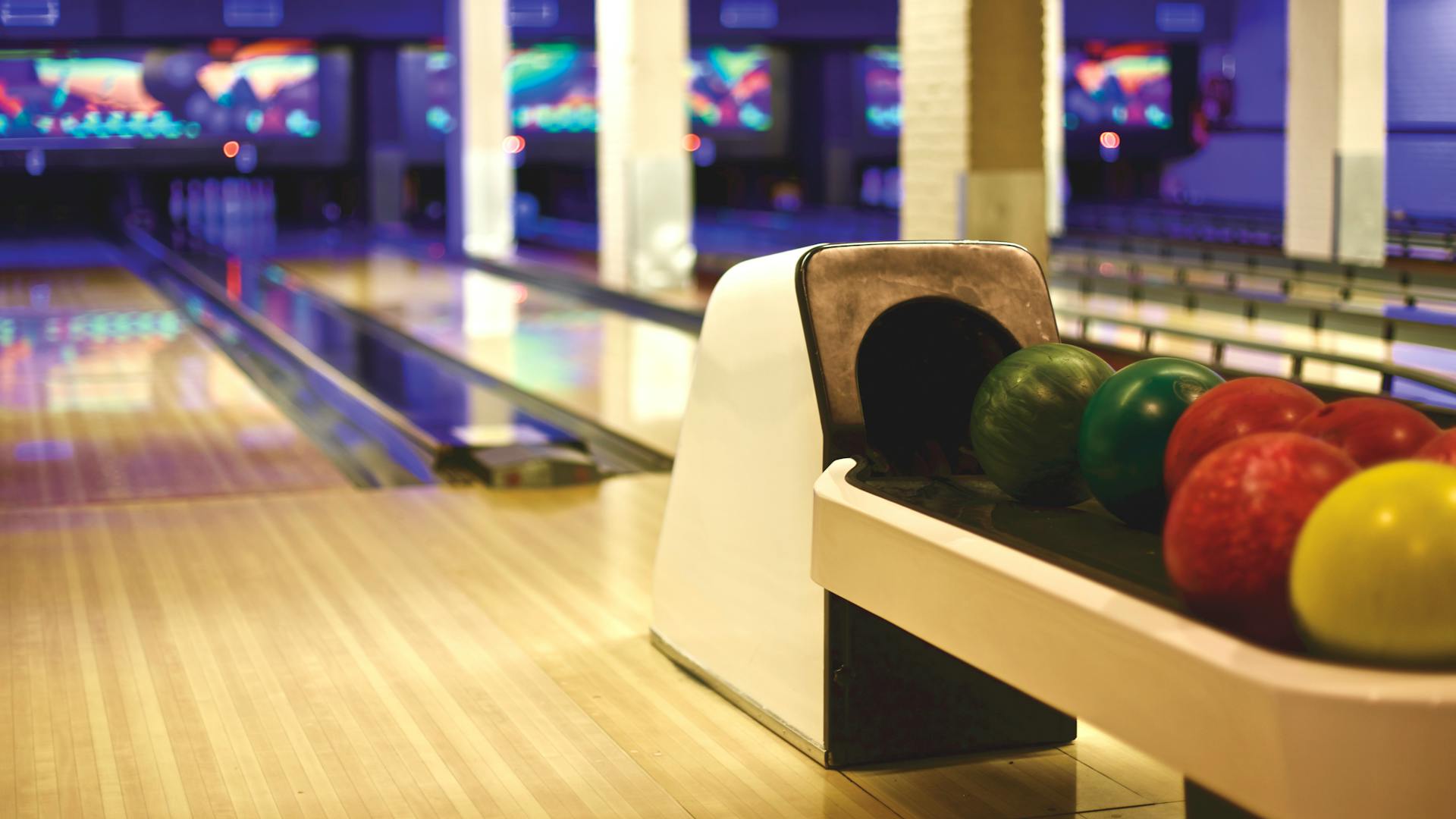 A bowling arcade | Source: Pexels