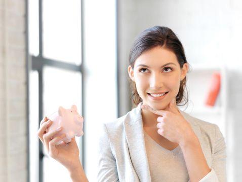 Mujer sosteniendo una alcancía. | Foto: Shutterstock Mujer sosteniendo una alcancía. | Foto: Shutterstock