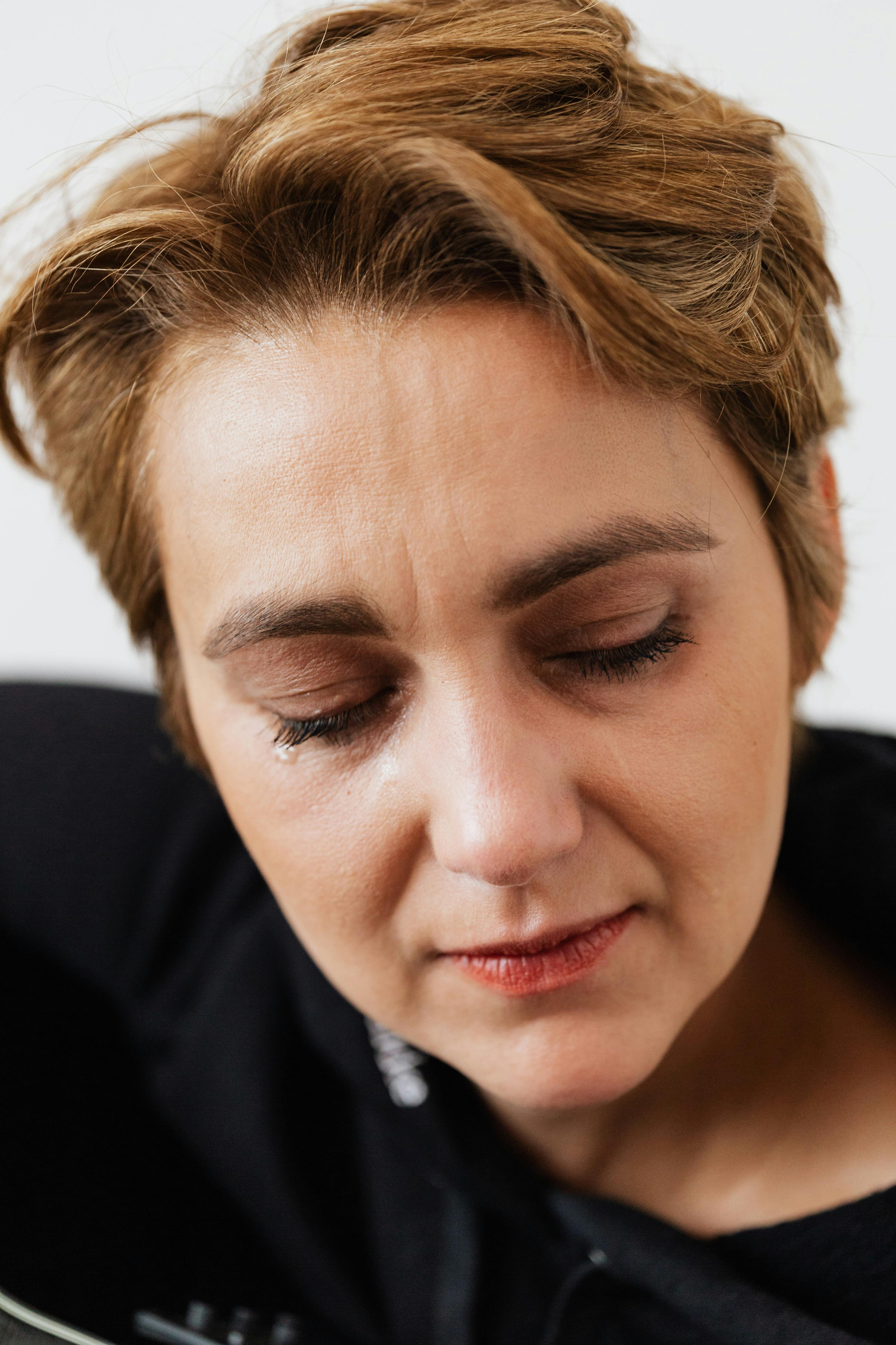 An up-close image of a sad woman | Source: Pexels