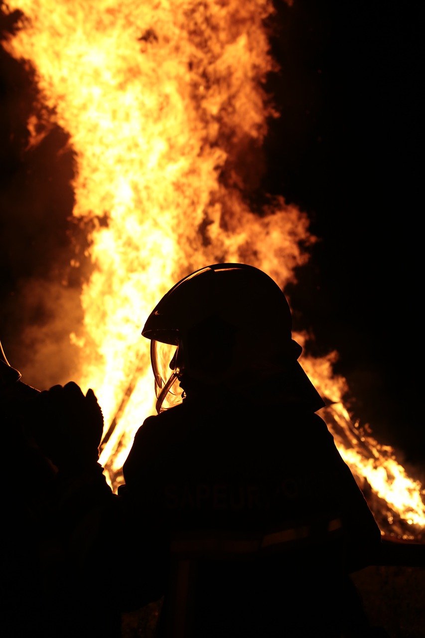 Bombero frente al fuego. | Foto: Pixabay