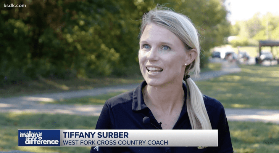 West Fork Geländelauf Trainerin Tiffany Surber spricht über den Wert, ein inklusives Team zu haben. | Quelle: YouTube.com/KSDK News