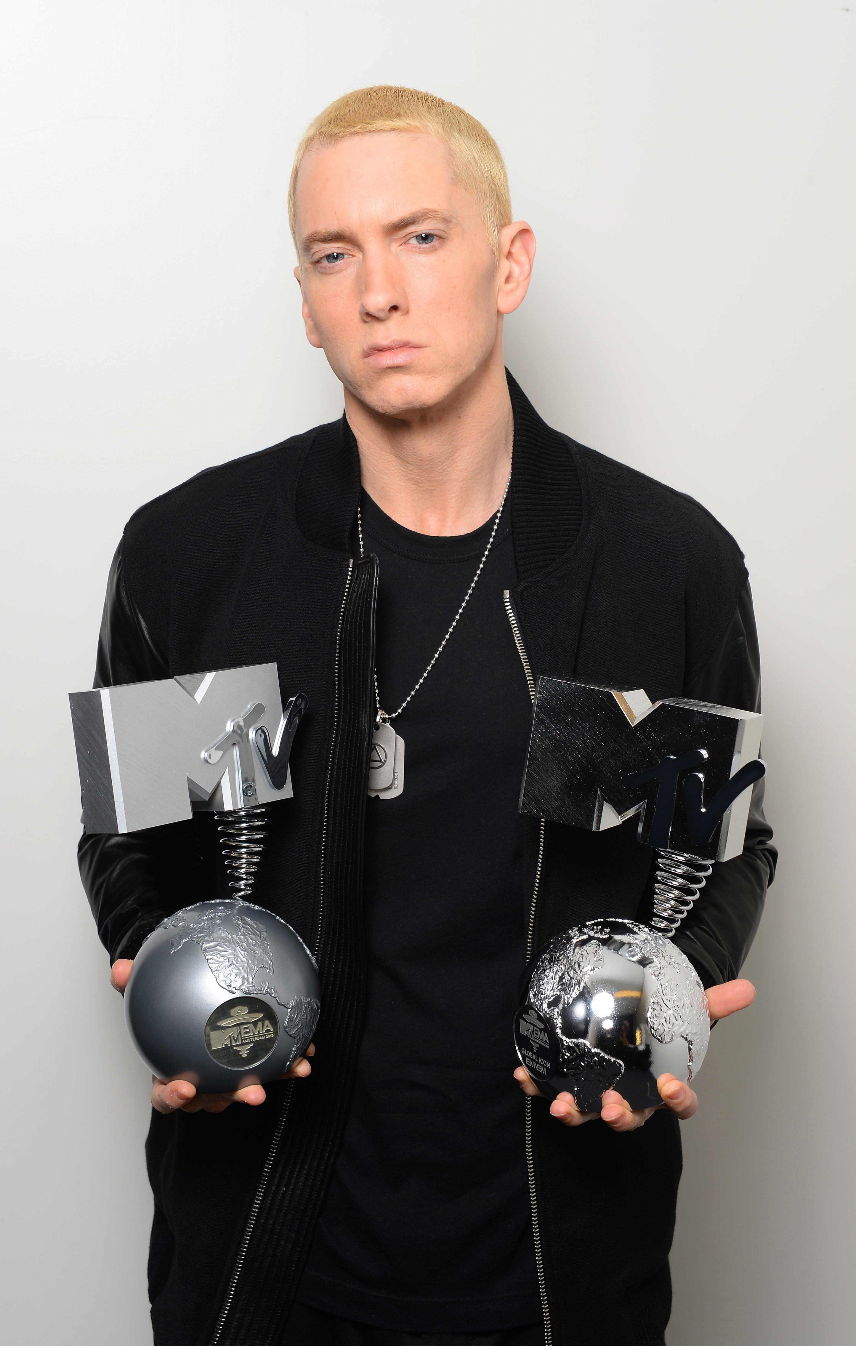 Eminem with his awards at the MTV EMA's 2013 on November 10, 2013, in Amsterdam, Netherlands. | Source: Getty Images