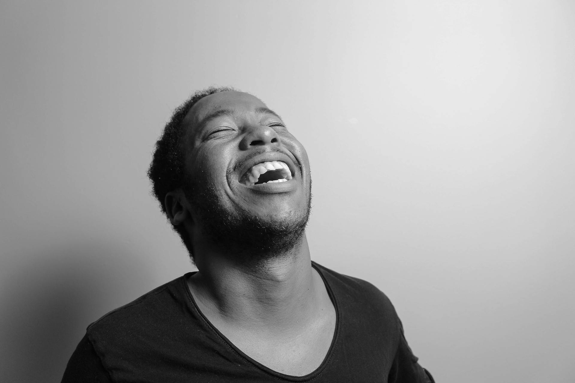 A man laughing, with his head tossed back | Source: Pexels