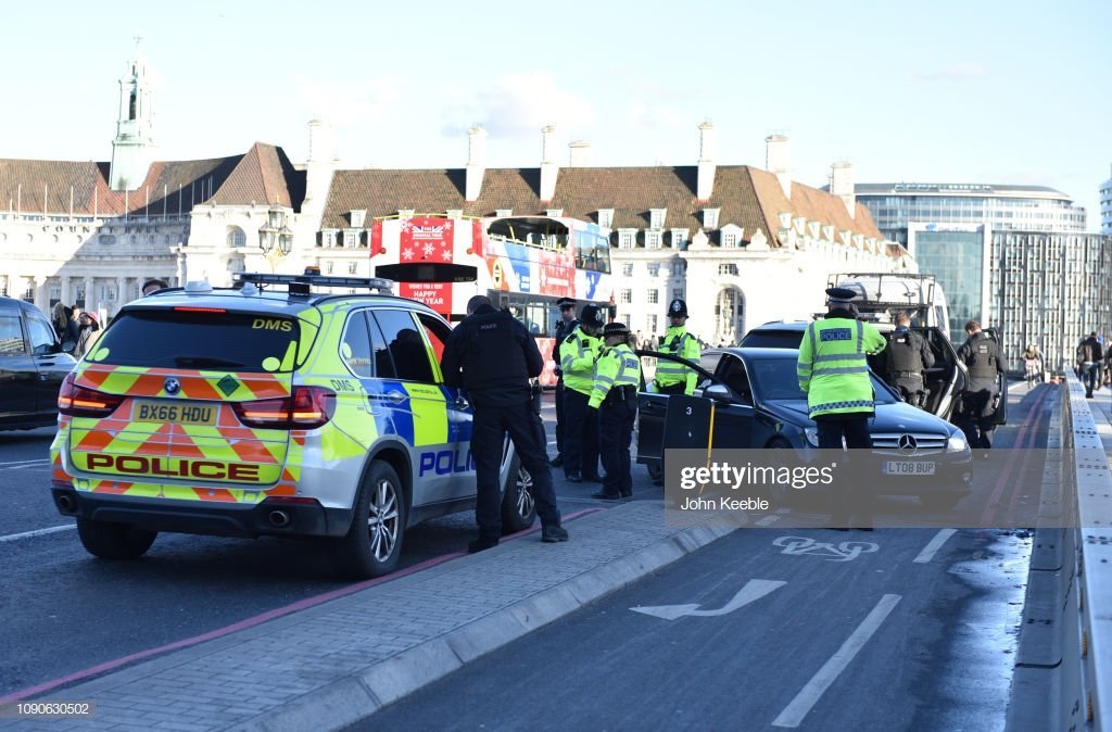 Quelques policiers et policières sur le route| Photo : Gettyimages