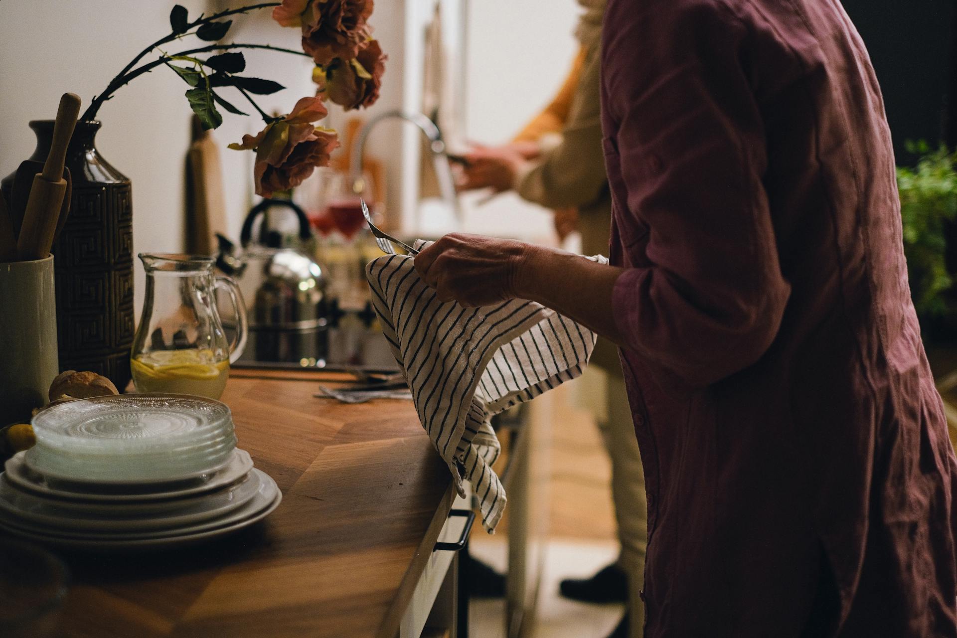 Women washing dishes in the kitchen | Source: Pexels