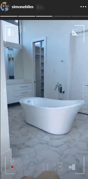 A picture of Simone Biles' bathroom in her new home. | Photo: Instagram/Simonebiles