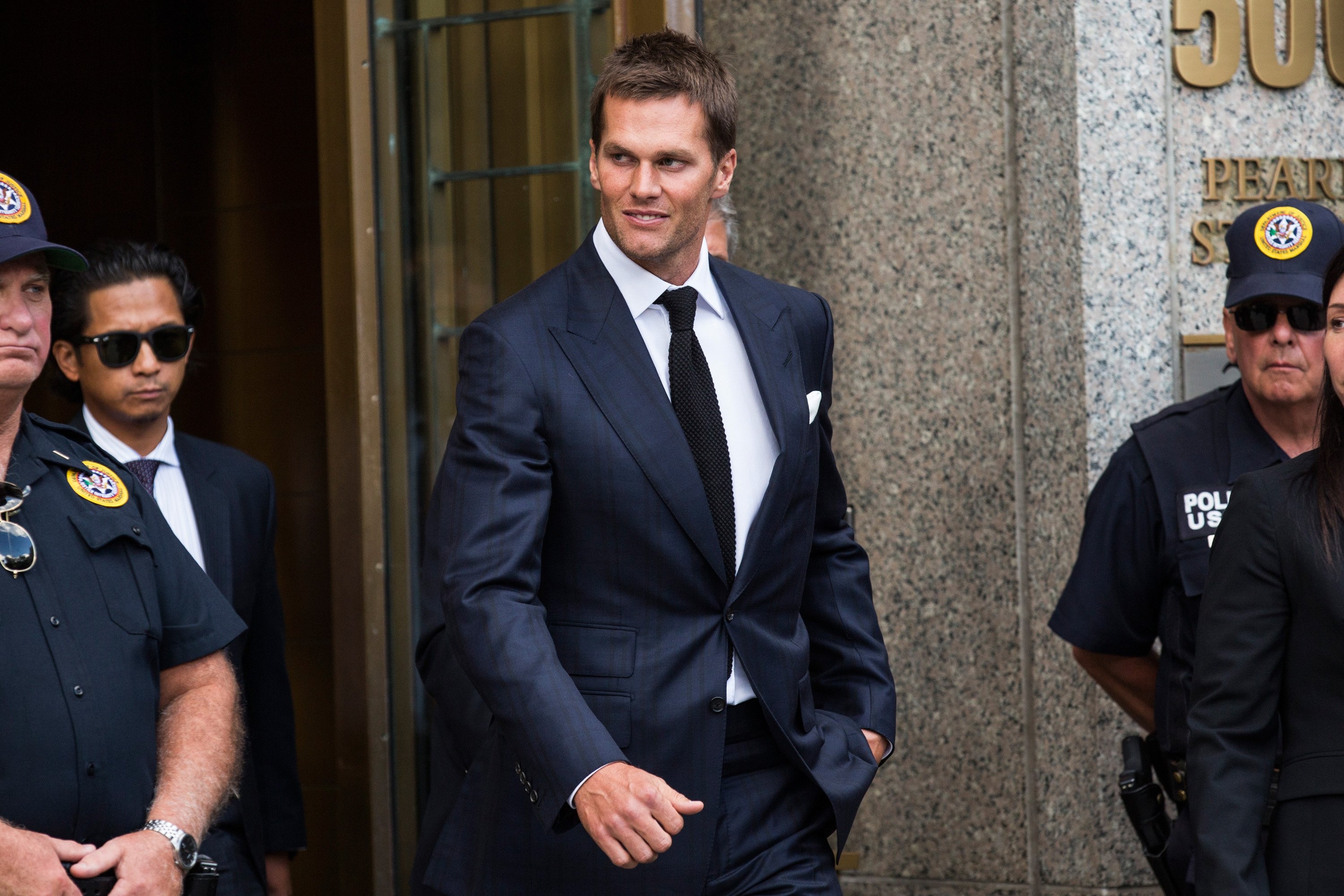 Tom Brady, 12 Ağustos 2015'te New York'ta Ulusal Futbol Ligi'nin (NFL) kendisini 2015 sezonundaki dört maç için askıya alma kararına itiraz ettikten sonra federal mahkemeden ayrıldı.  |  Kaynak: Getty Images