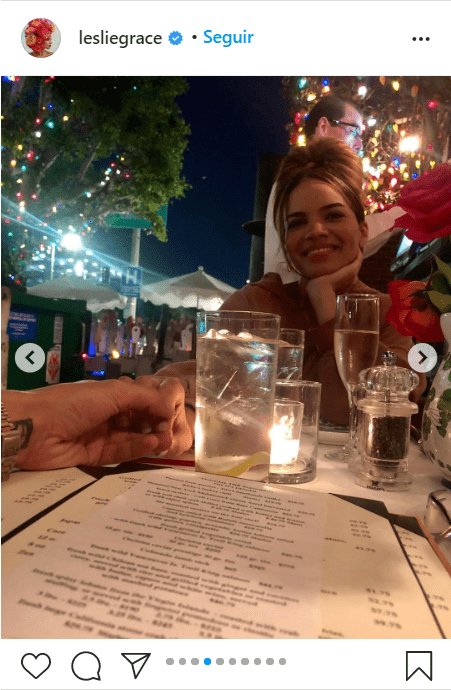 Leslie Grace e Ian Eastwood en una cena romántica. | Foto: Instagram/lesliegrace