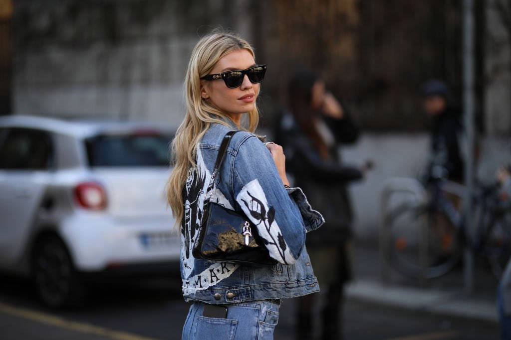 Stella Maxwell trägt eine Jeansjacke vor Etro während der Mailänder Modewoche Herbst / Winter 2020-2021 am 21. Februar 2020 in Mailand, Italien. (Foto von Jeremy Moeller / Getty Images) I Quelle: Getty Images