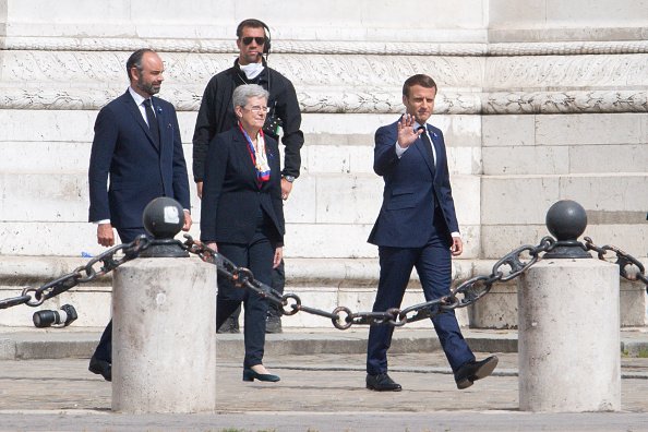 Le président français Emmanuel Macron, la ministre déléguée à la Défense Geneviève Darrieussec, et du Premier ministre français Edouard Philippe lors d'une cérémonie officielle. | Photo : Getty Images.