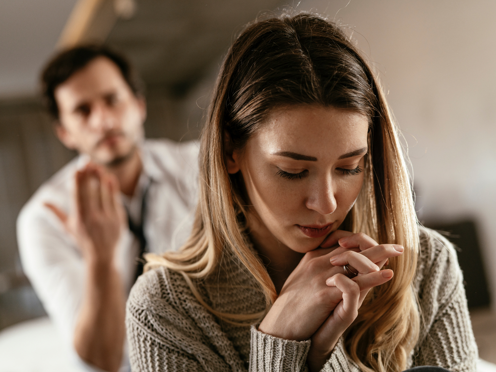 A man trying to reason with an upset woman | Source: Shutterstock