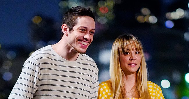 Pete Davidson and Kaley Cuoco on the set of 'Meet Cute' in New York City | Photo: Gotham/GC Images via Getty Images)