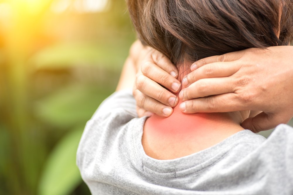 Mujer toca cuello adolorido e inflamado. Fuente: Shutterstock Mujer toca cuello adolorido e inflamado. Fuente: Shutterstock