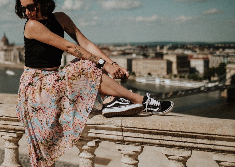 Une femme portant des baskets. l Source : Unsplash