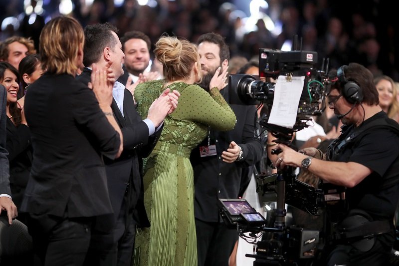 Adele kissing Simon Konecki on February 12, 2017 in Los Angeles, California | Photo: Getty Images