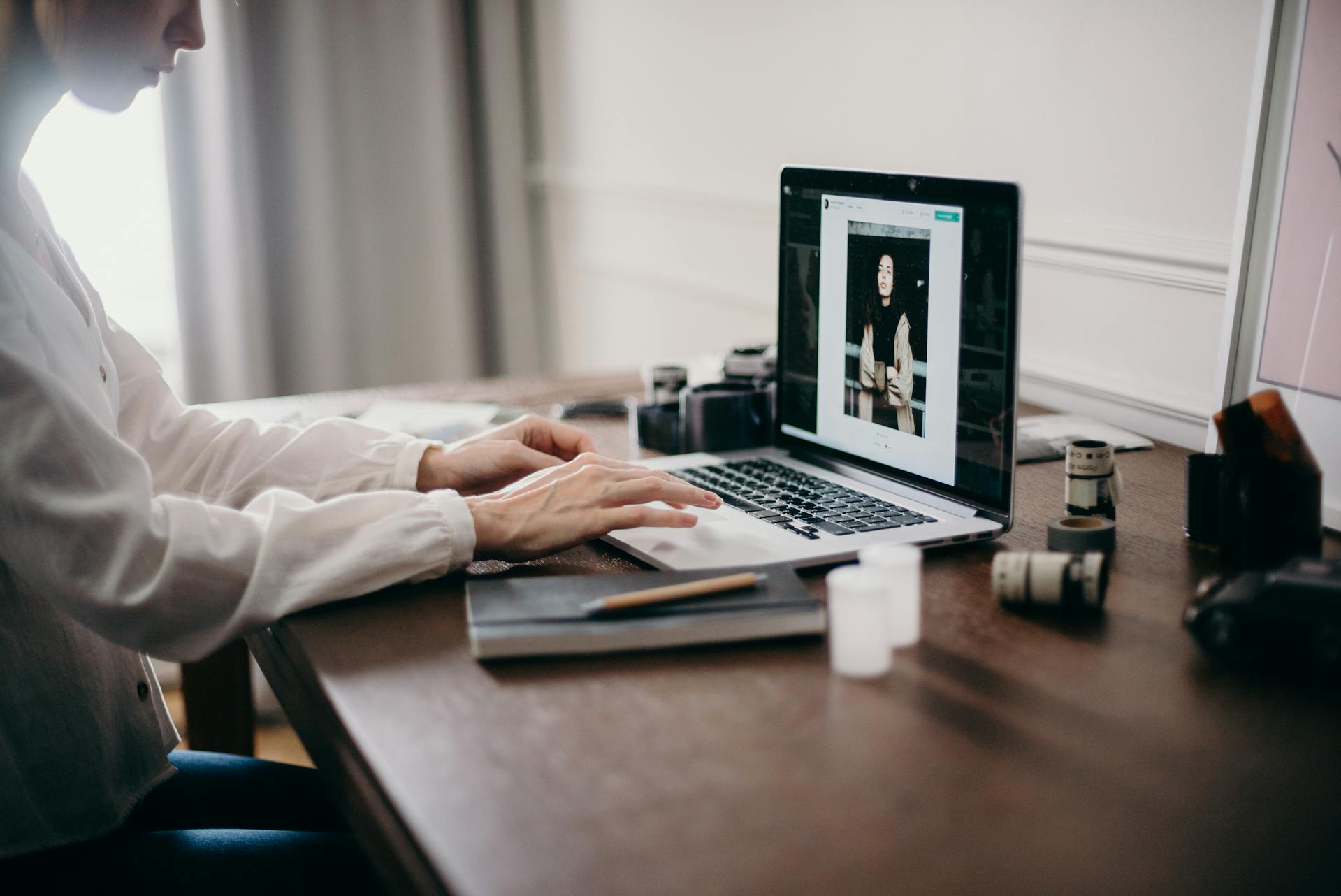 A woman viewing a photo on a laptop | Source: Pexels
