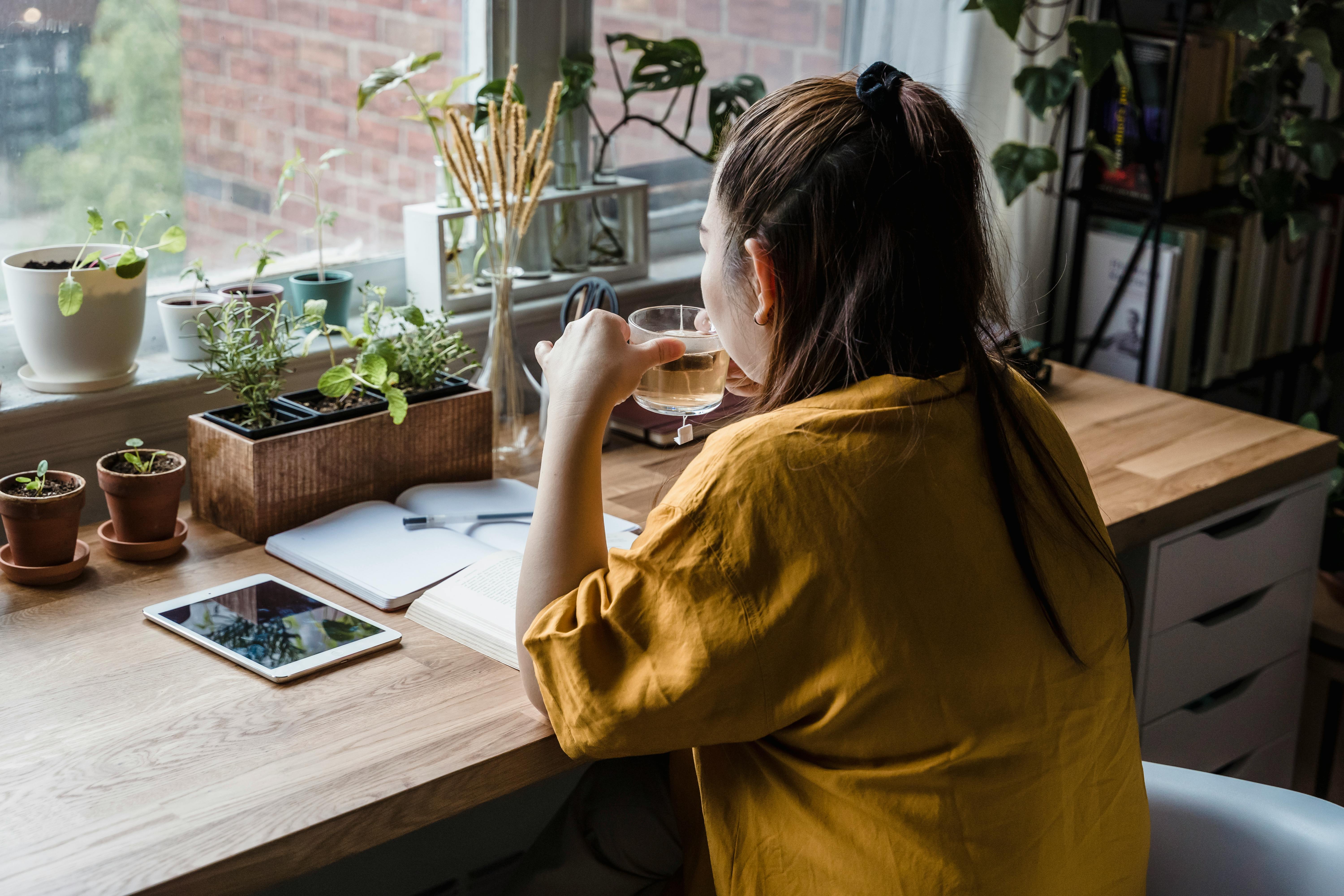 A woman drinking tea | Source: Pexels