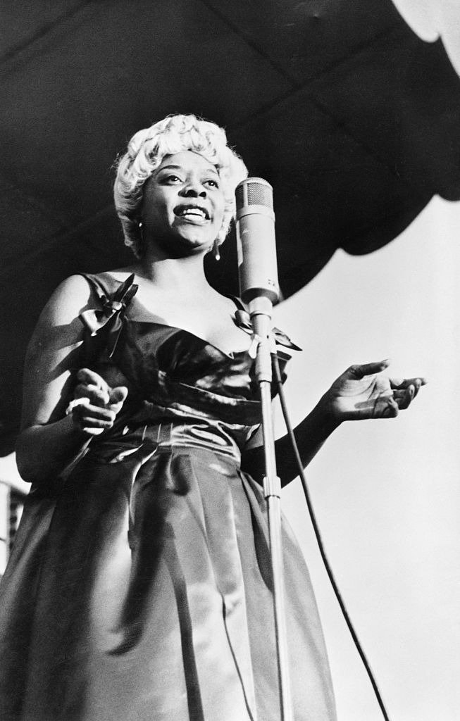 Portrait of Dinah Washington, "Queen of the Blues," at microphone. Photograph, 1959.| Photo: Getty Images