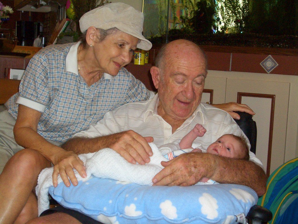 Grandparents and their grandchild | Photo: Flickr.com
