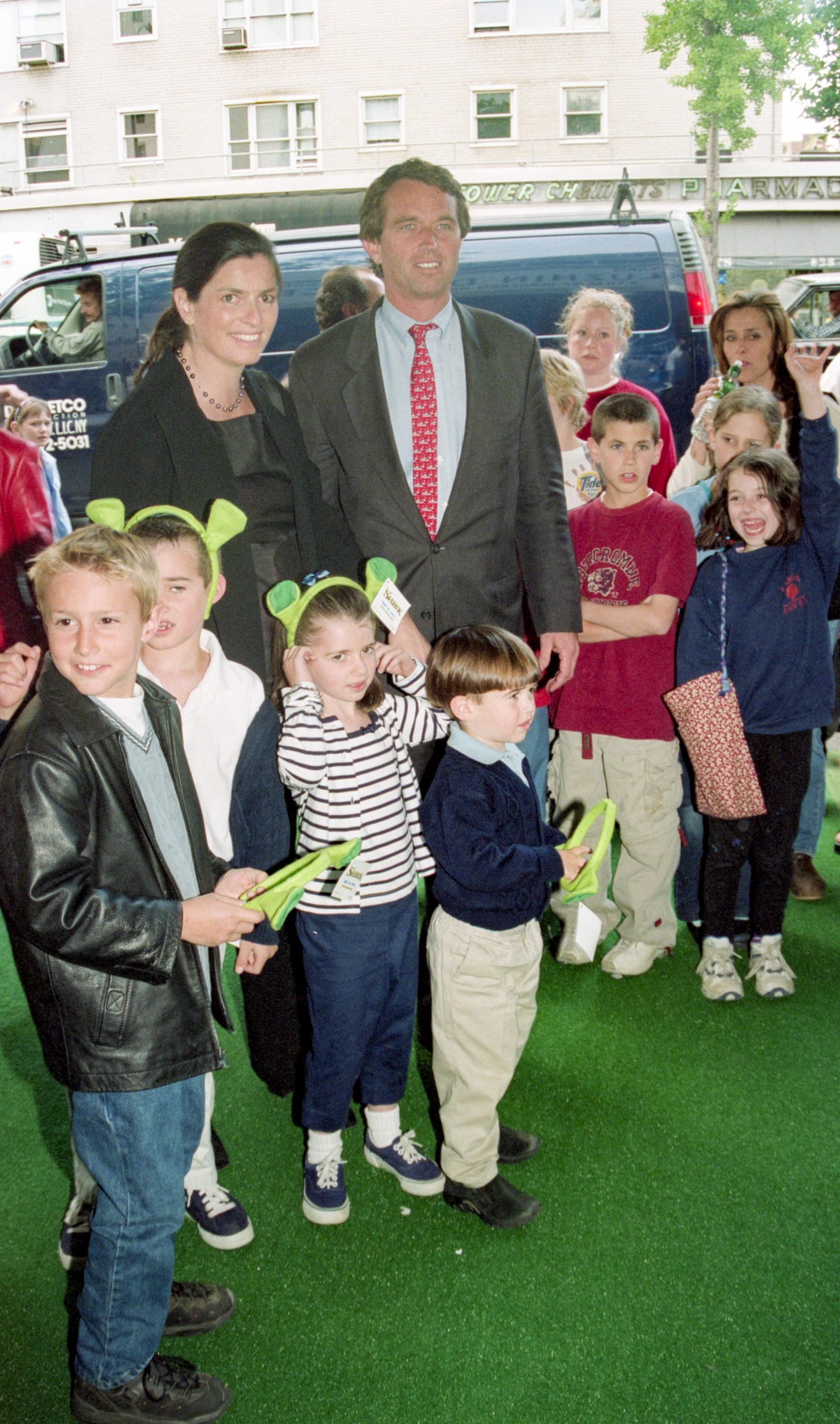 Mary Richardson, Robert F Kennedy Jr, and children pictured on May 15, 2001 | Source: Getty Images