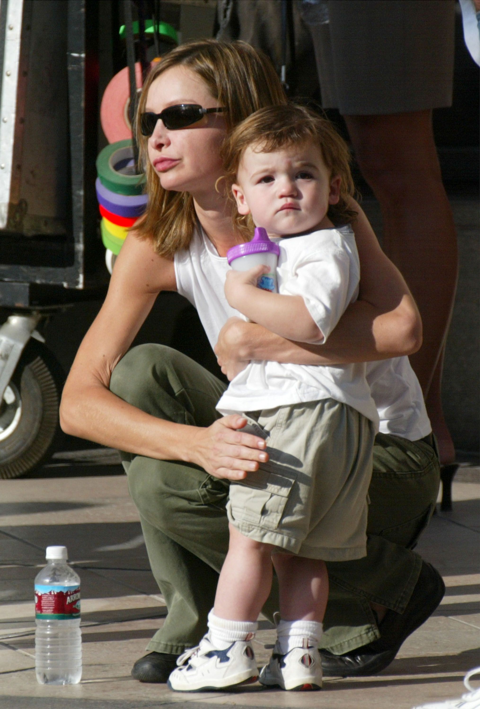 Calista Flockhart con su hijo, Liam, en el plató de la próxima película de Harrison Ford, "Two Cops", el 17 de septiembre de 2002, en Beverly Hills, California. | Foto: Getty Images