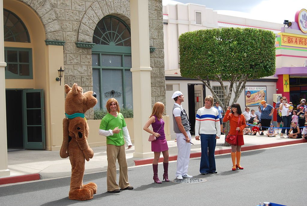 People dressed up as the "Scooby-Doo" characters on March 22, 2008 | Photo: Wikipedia/Stephen Collins from Canberra, Australia/Scooby-Doo Disco Detectives Movie World/CC BY 2.0