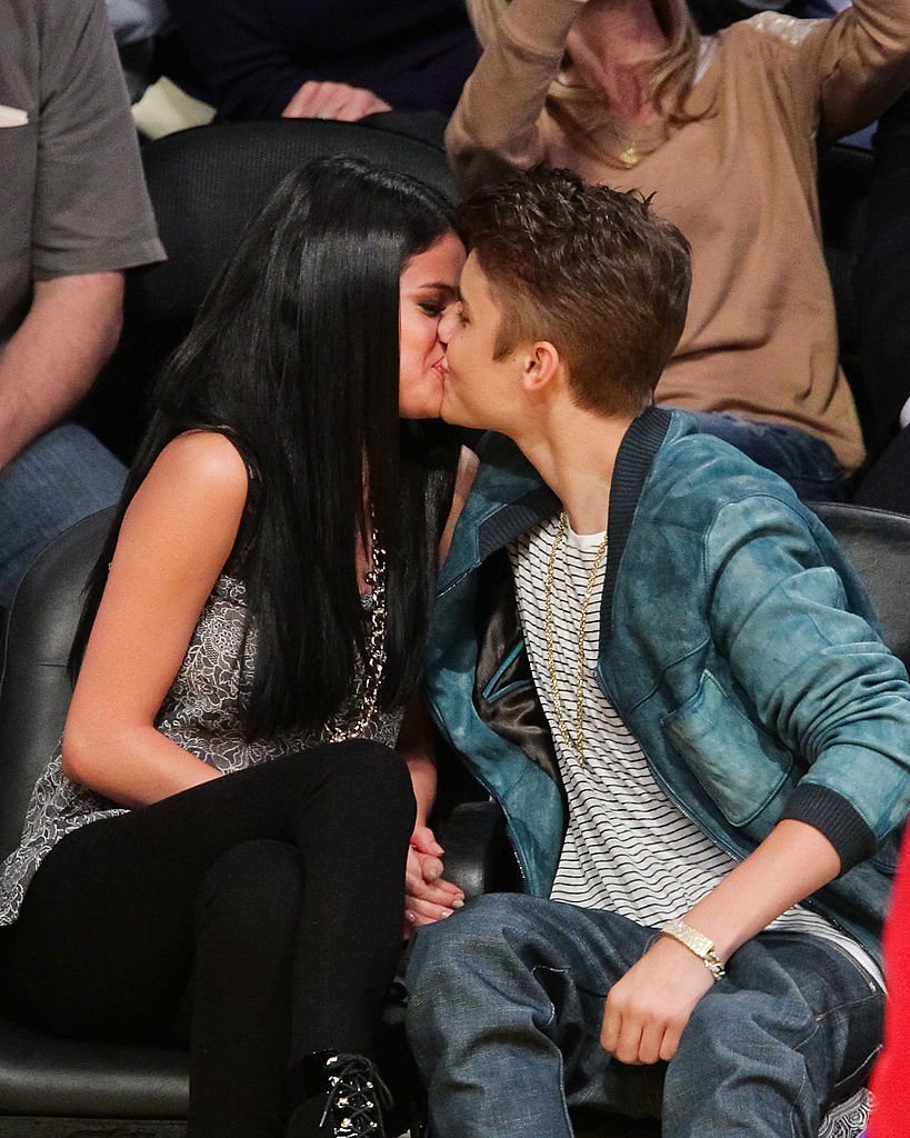 Selena Gomez und Justin Bieber küssen sich bei einem Basketballspiel zwischen den San Antonio Spurs und den Los Angeles Lakers im Staples Center am 17. April 2012 in Los Angeles, Kalifornien. (Foto von Noel Vasquez / Getty Images) I Quelle: Getty Images