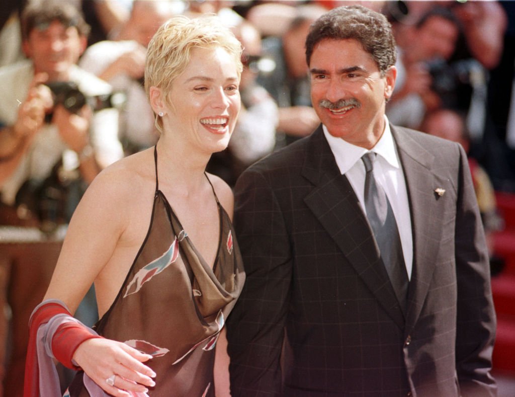 Sharon Stone und ihr Ex-Ehemann Phil Bronstein treffen während der 51. Filmfestspiele von Cannes zur Premiere ihres Films "The Mighty" im Palais des Festivals in Cannes, Frankreich, ein. (Foto von Neil Munns - PA Images) Quelle: PA Images via Getty Images