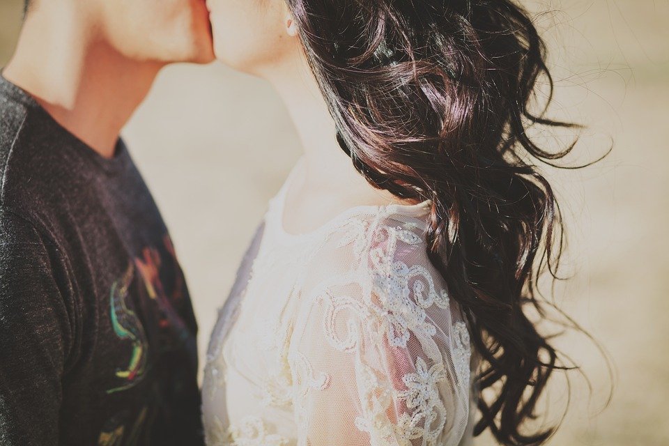 Couple s'embrassant. | Photo : Pixabay Couple s'embrassant. | Photo : Pixabay