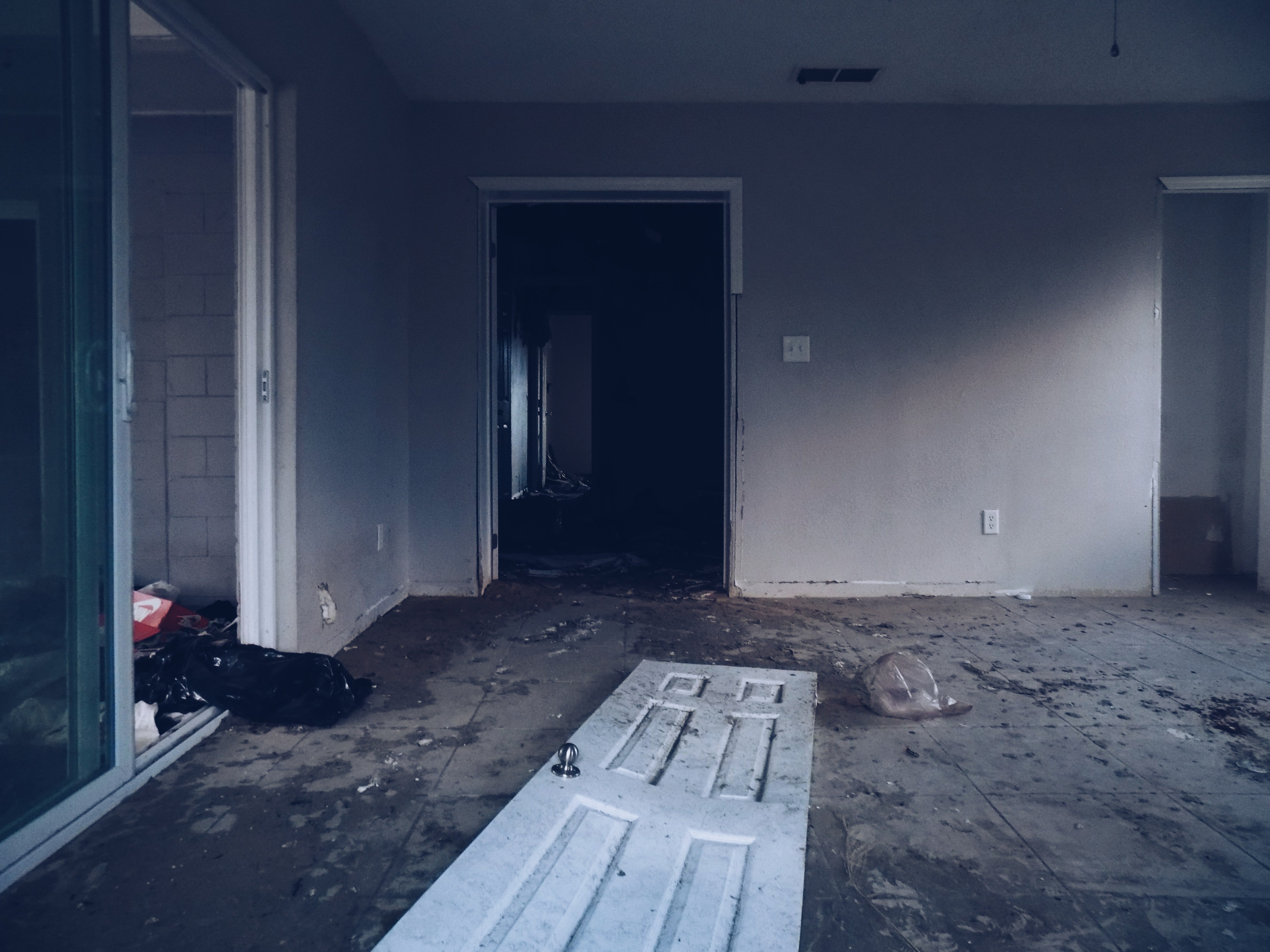 Mrs. Davis' house was in a terrible state | Photo: Unsplash