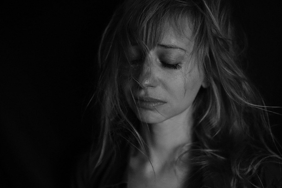 A crying woman. | Photo: Pixabay