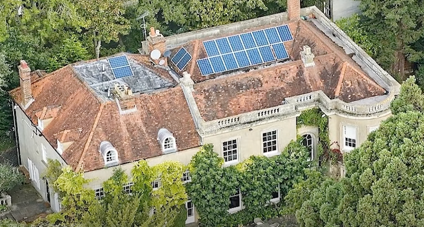 An overview of George and Amal Clooney's mansion at River Thames in London, United Kingdom | Source: YouTube@FamousEntertainment