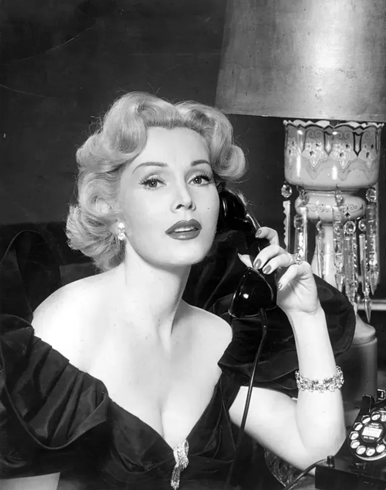 La star hollywoodienne, actrice de cinéma et la plus célèbre des sœurs Gabor, Zsa Zsa Gabor pose en tenant un téléphone dans les années 1950 | Photo : Getty Images