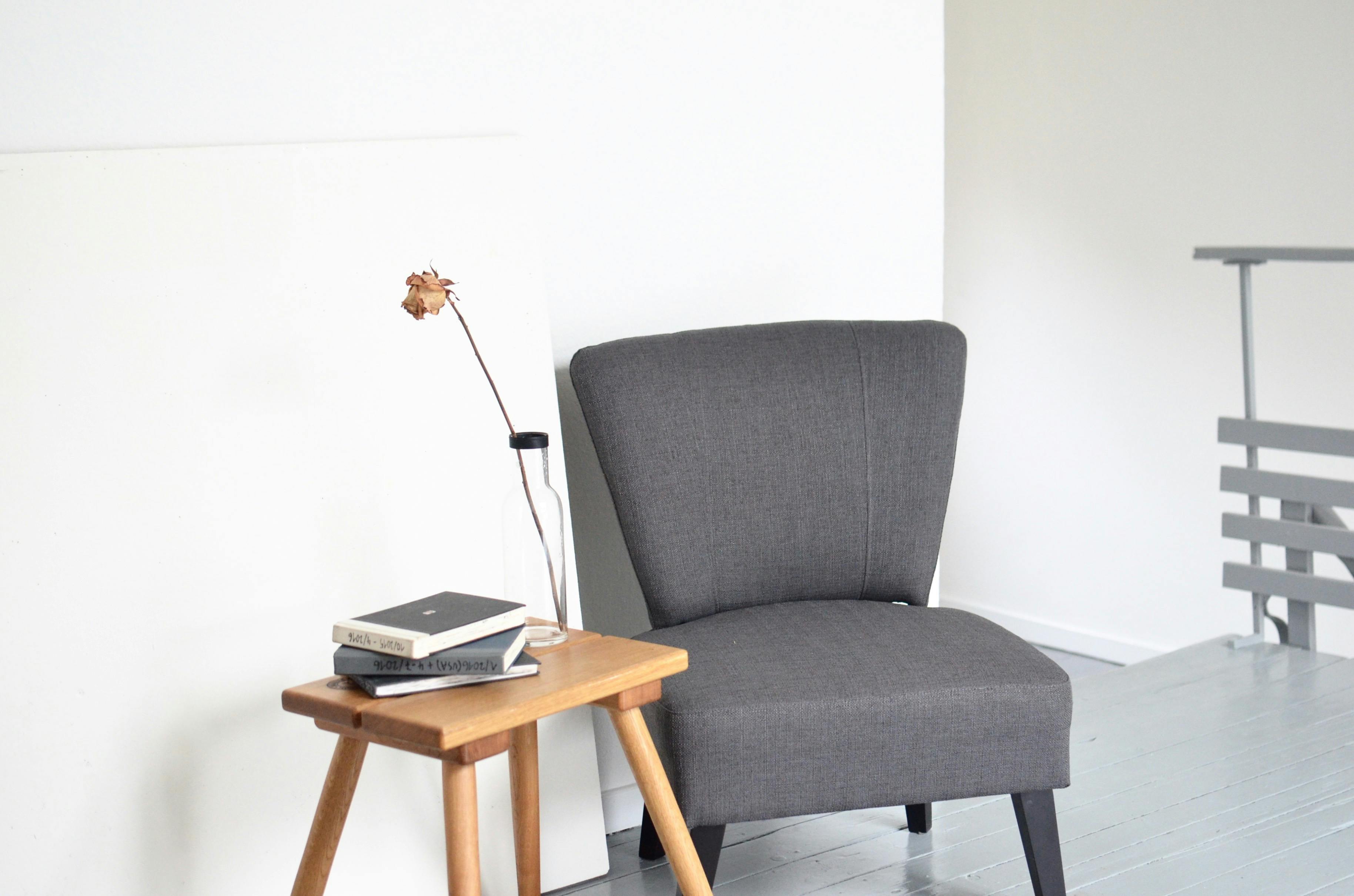 A reading chair and desk setup | Source: Pexels