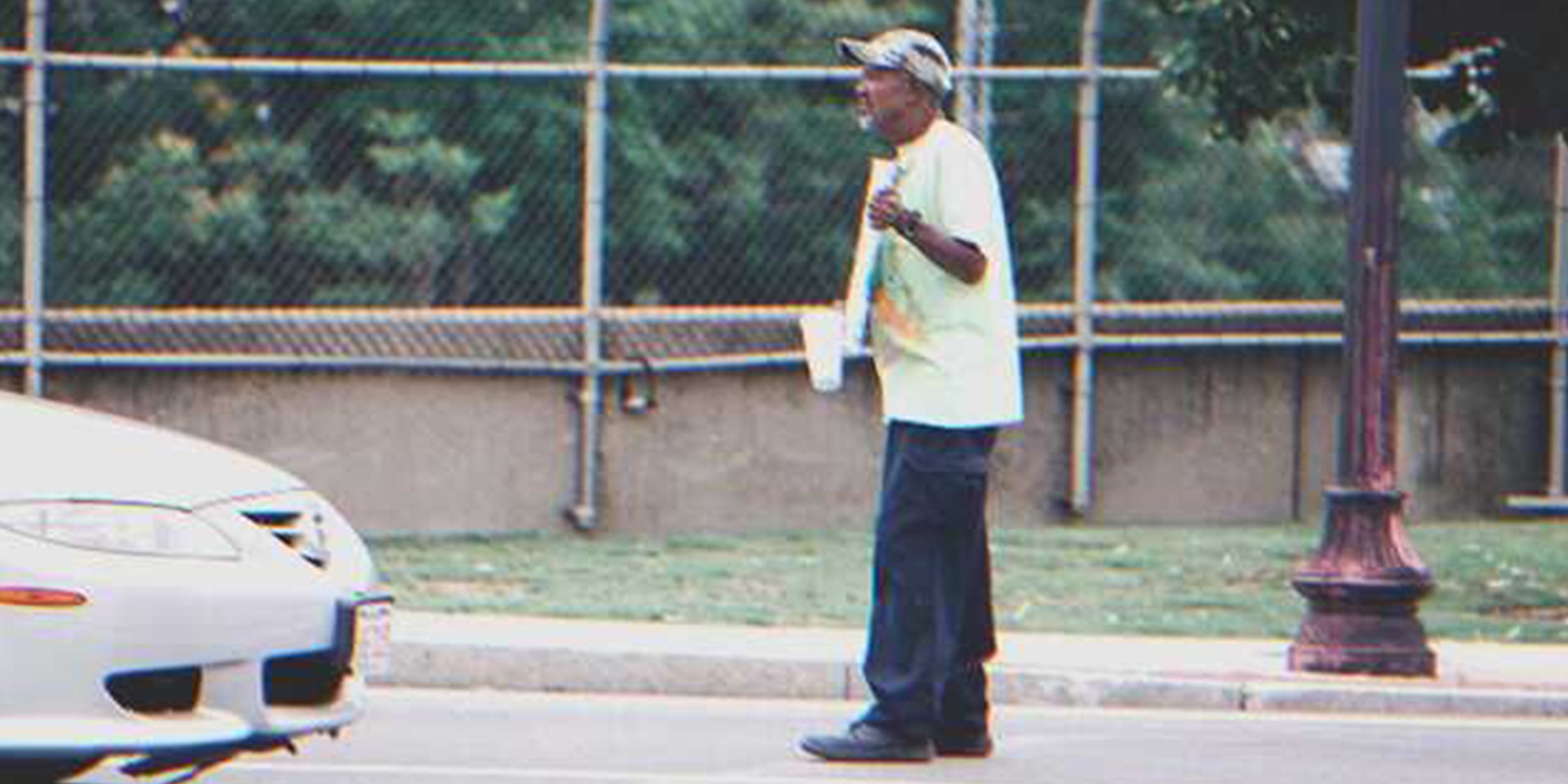Obdachloser Mann auf der Straße | Quelle: Shutterstock