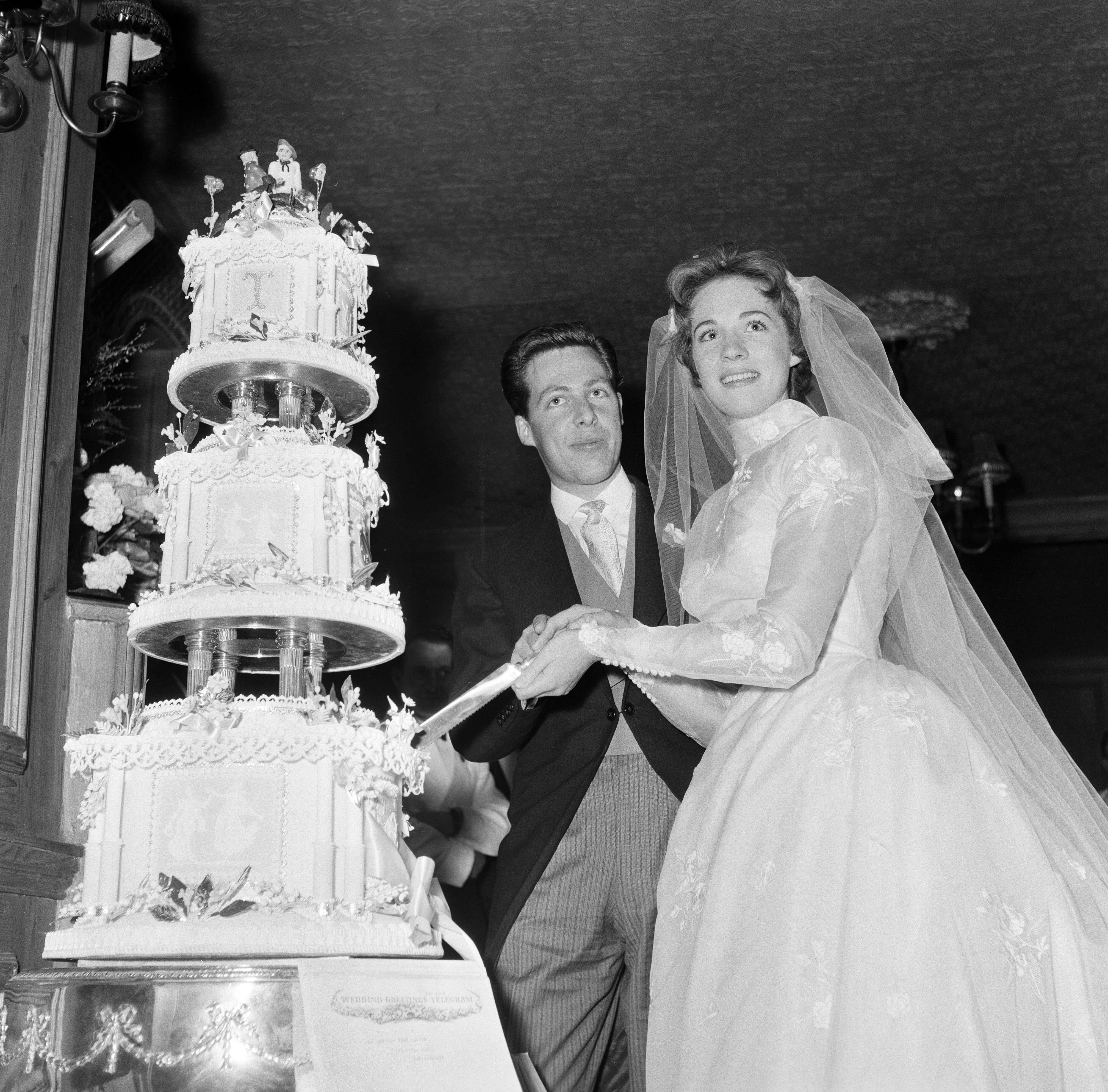 Tony Walton and Julie Andrews' wedding at St Mary Oatlands Church, in Weybridge, Surrey, on May 10, 1959. | Source: Arthur Sidey/Mirrorpix/Getty Images