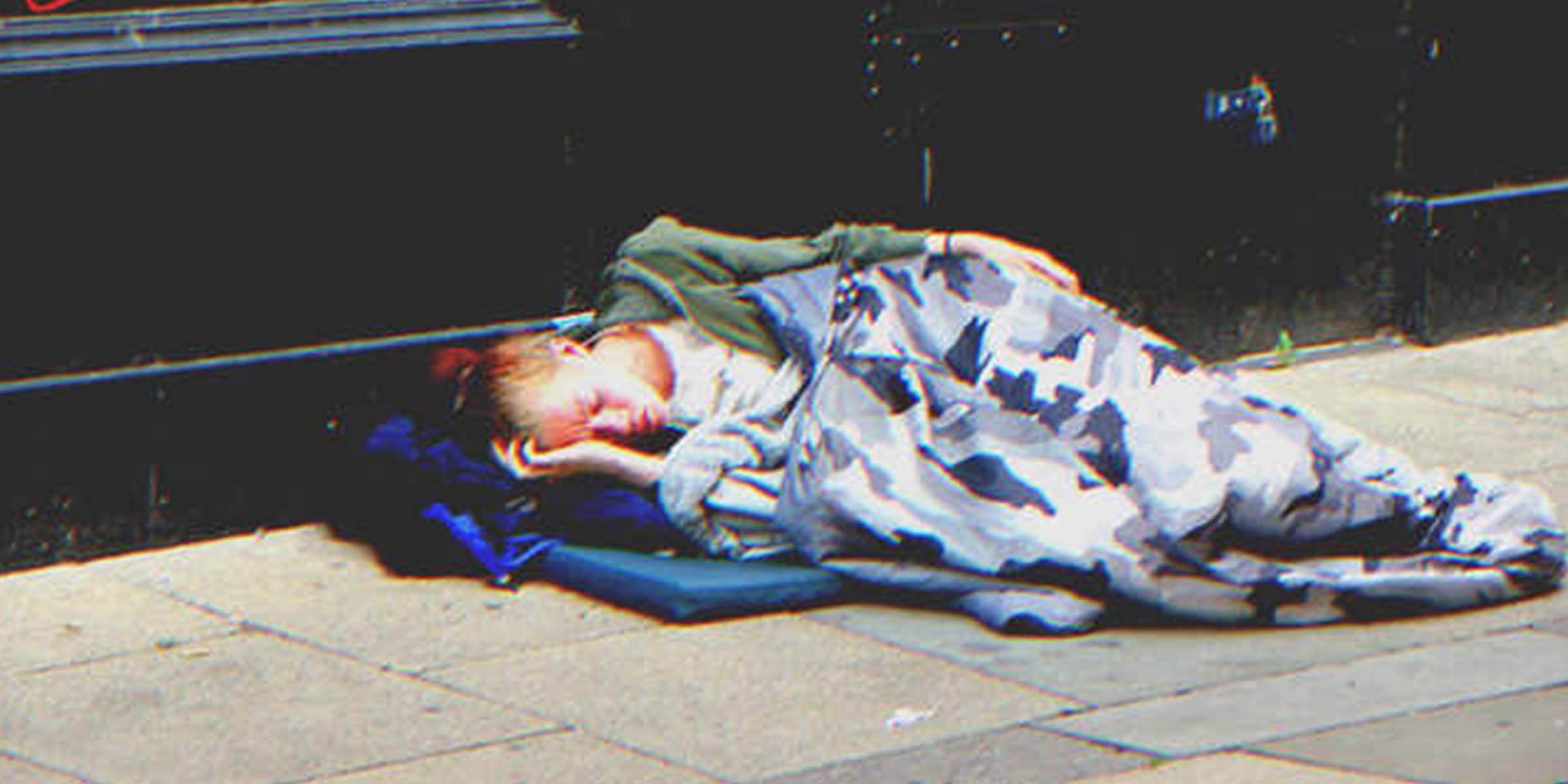 Une jeune fille dort dans la rue | Flickr / Andy Michael