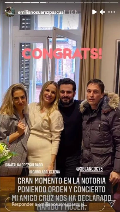 Emiliano Suárez y Carola Baleztena junto a sus amigos en la celebración de su boda oficial. | Foto: Captura de instagram/emilianosuarezpascual
