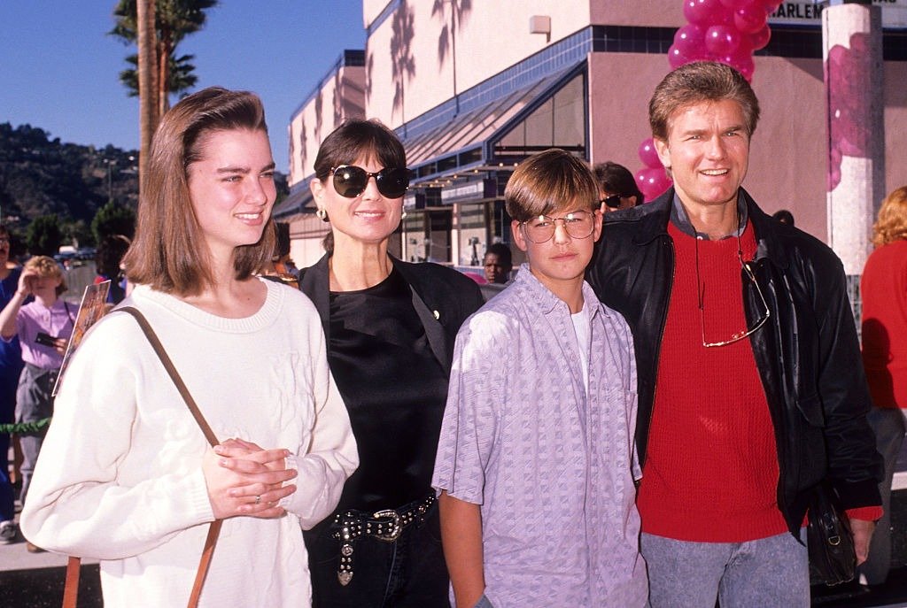 Kent McCord with his wife Cynthia and his children, Megan McCord and Michael McCord at "The Wizard" Universal City Premiere on December 2, 1989. | Photo: Getty Images