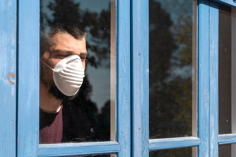 Hombre con mascarilla en cuarentena. | Foto: Shutterstock