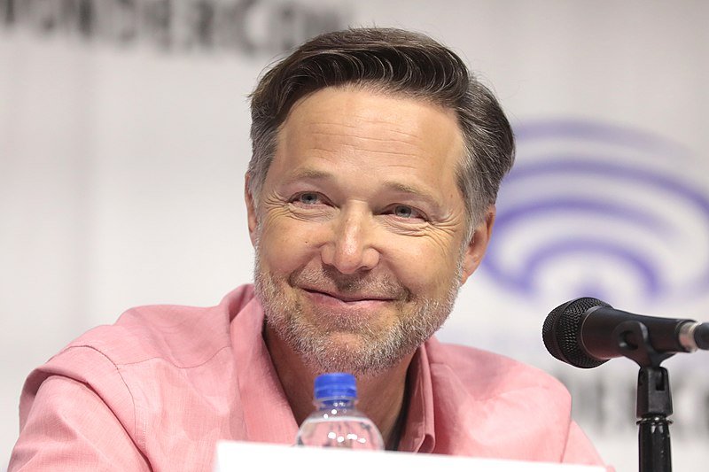 George Newbern speaking at the 2019 WonderCon, for "Justice League vs. the Fatal Five." | Source: Wikimedia Commons George Newbern speaking at the 2019 WonderCon, for "Justice League vs. the Fatal Five." | Source: Wikimedia Commons