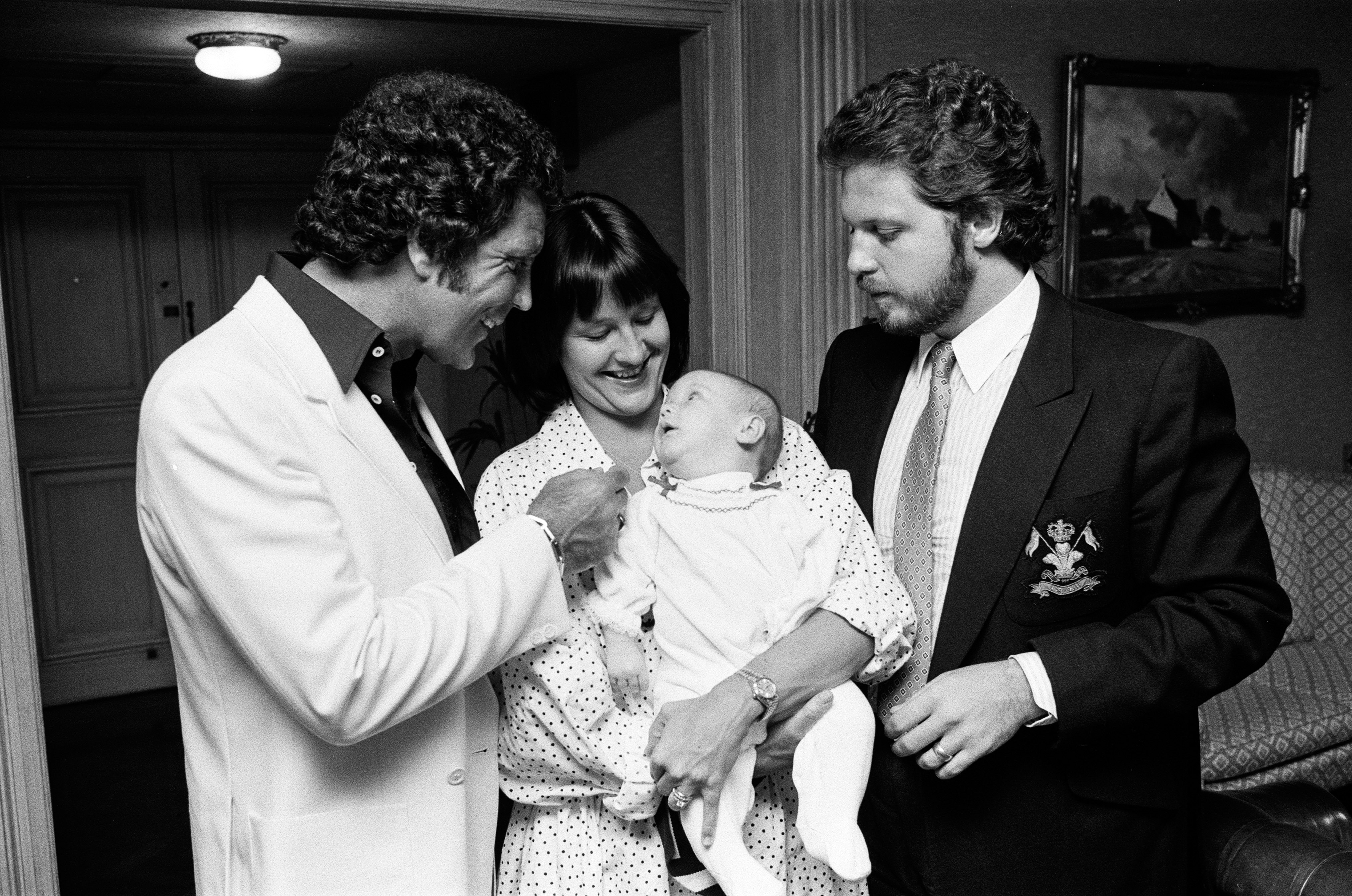 Tom Jones with his grandson Alexander, son Mark Woodward and daughter-in-law Donna in London on September 3, 1983 | Source Getty Images
