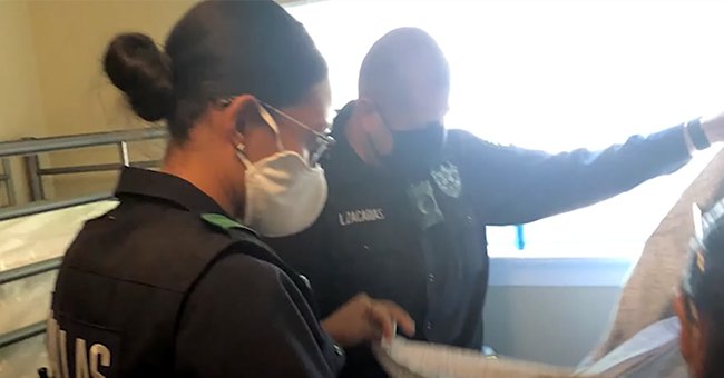 Police officers donate home items to a family in need | Photo: youtube.com/CBSDFW
