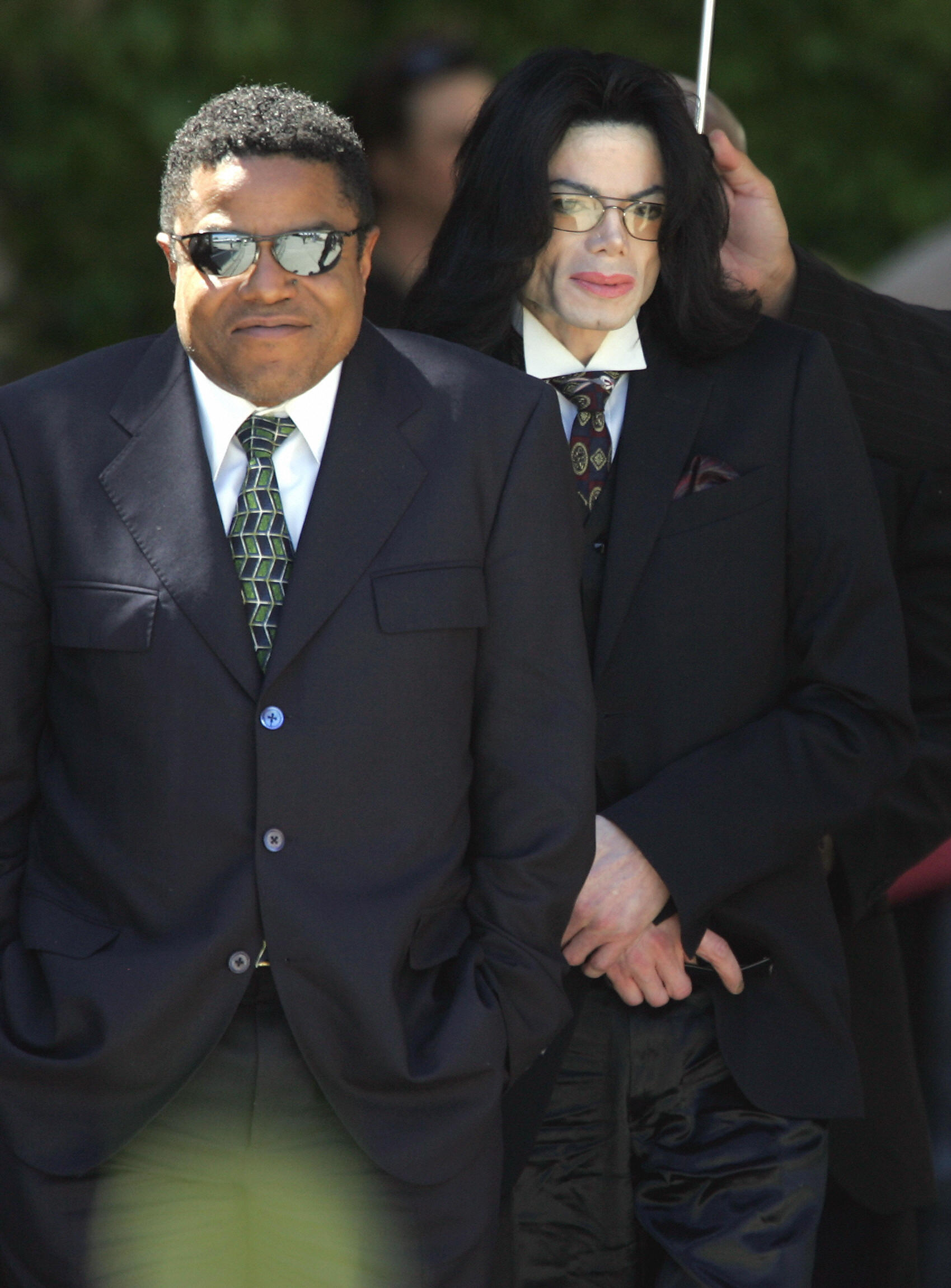 Tito and Michael Jackson leave Santa Barbara County Superior Court in Santa Maria, California, on April 7, 2005 | Source: Getty Images