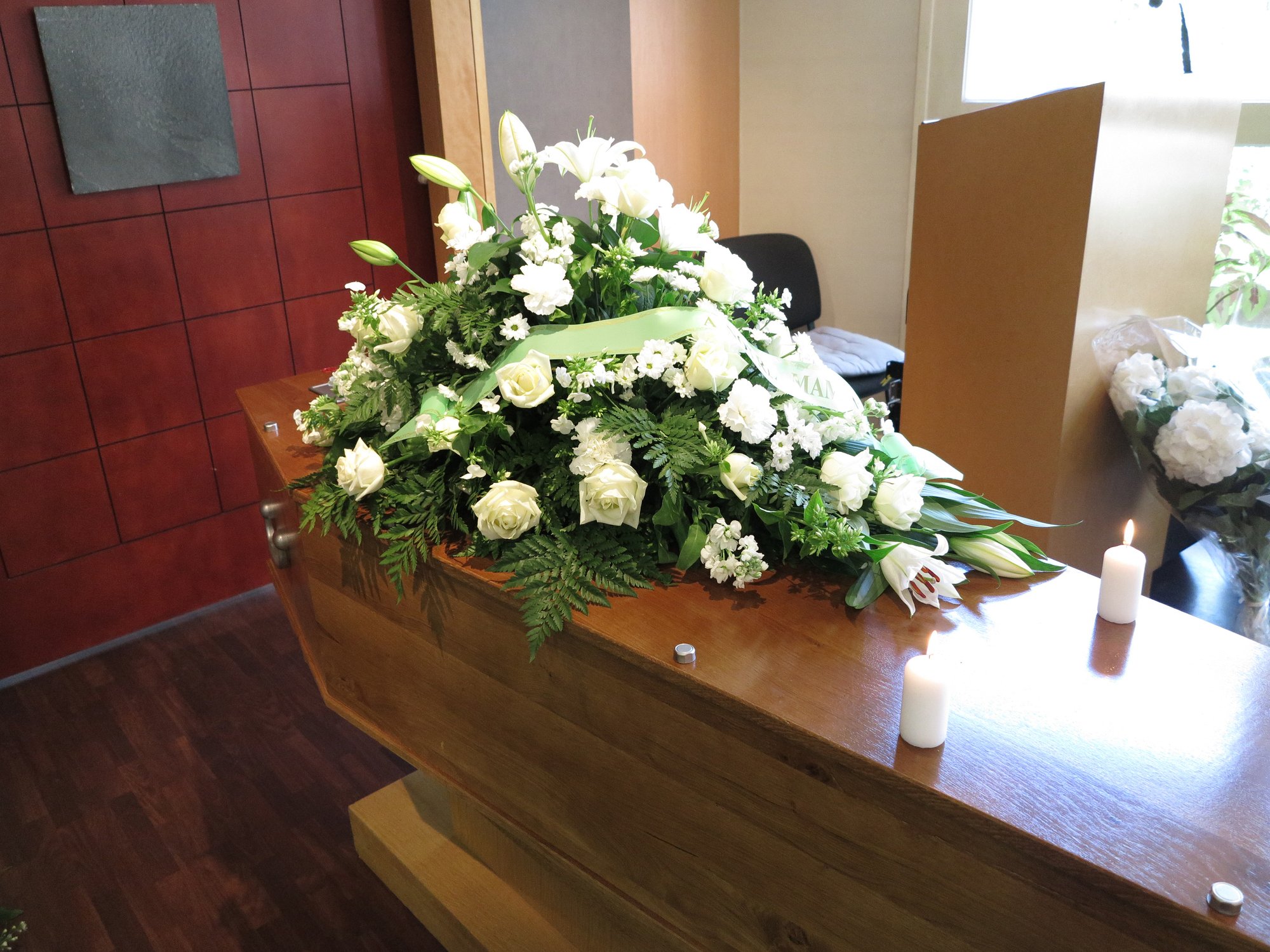 Photo of a coffin during a funeral. | Photo: Getty Images